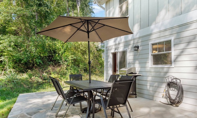 Asheville House | Sleeps 20, Entire Duplex | Private Patio | 6 Minutes to Downtown Asheville