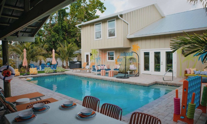 Palma Sola House | Sleeps 20 | Games | Basketball | Pool | Movie Room