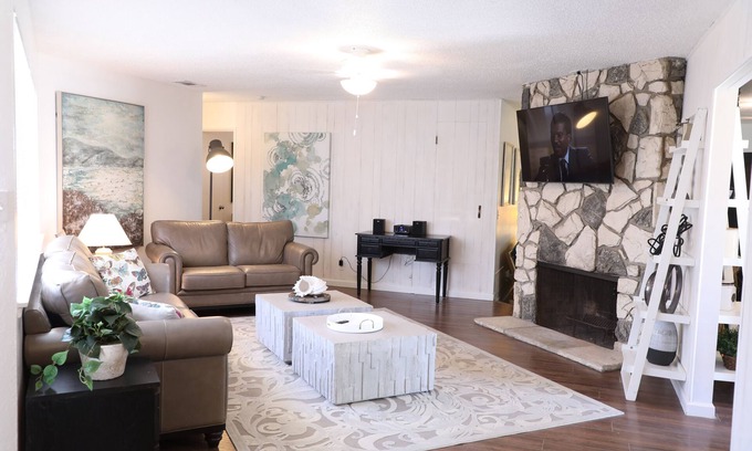 Raisin House | Sleeps 20! Near Bulldog Stadium!