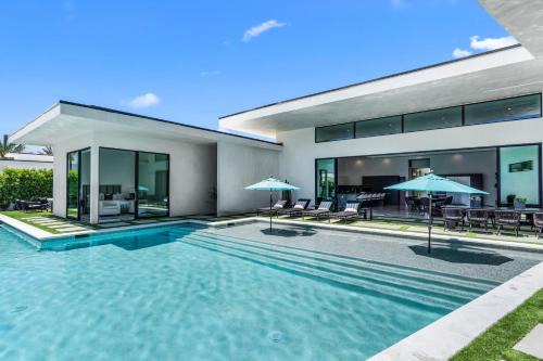 Indio Villa | Sleeps 20 Pool Pickleball Villa Near Golf Dining Fun Bravo Villa 2 by AvantStay