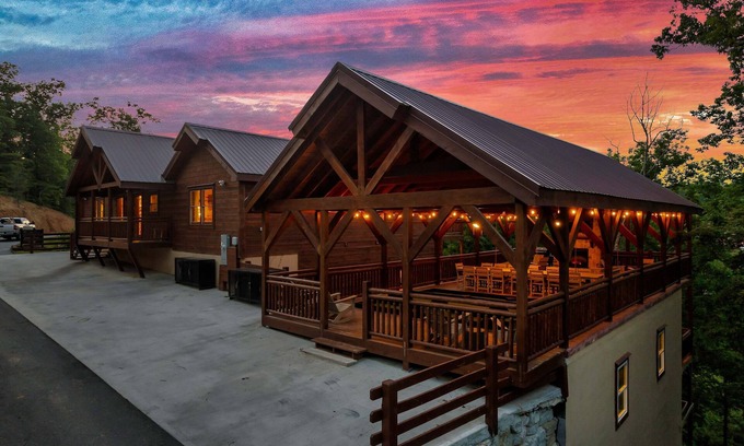 Caton Cabin | Sleeps 24 | Indoor Pool | Hot Tub | 8 Bedrooms