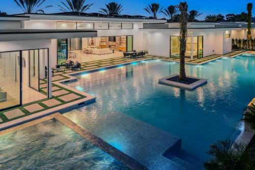 Indio House | Sleeps 25 2 Luxury Villas w Pool Spa Putting Green Bravo by AvantStay