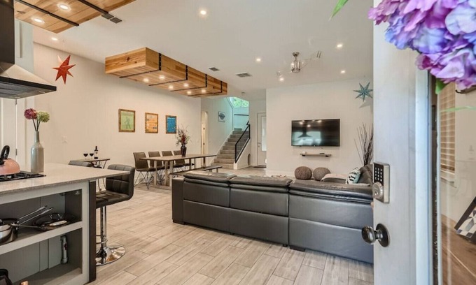 Barton Hills House | Sleeps 25 Pet Friendly W/Exercise Pool Mins to DT!