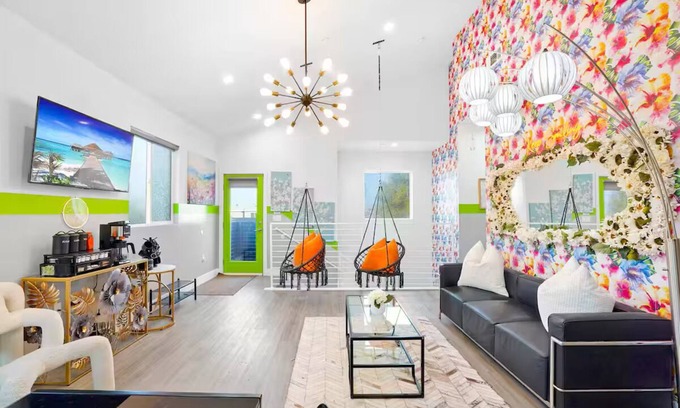 NoHo Arts District House | Sleeps 26! Classy & Luxurious 2-Unit Noho Haven: Hot Tubs - Free Parking!