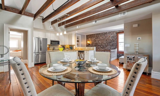 Historic District - North House | Sleeps 26! Walk to River Street, Bars, and Shopping!