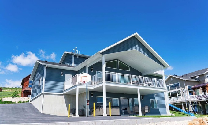 Harbor Village Cabin | Sleeps 28 people (32 max), Parking for up to 6 vehicles, 6 bedrooms, 4.5 bathrooms, 3 levels, 3,6.