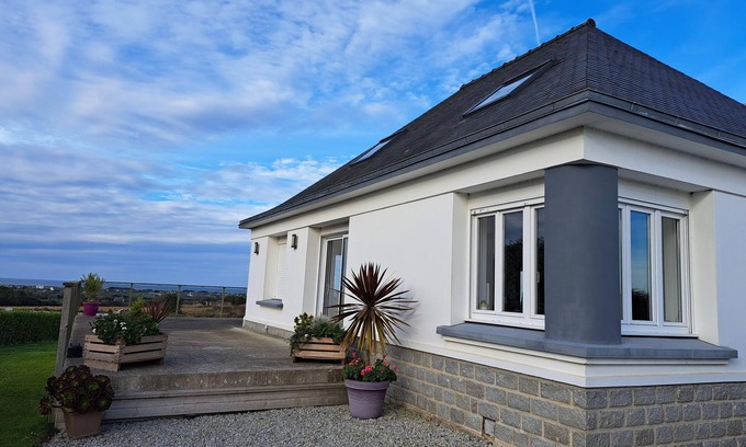Cleder House | sleeps 4, 180° panoramic sea view, Cleder