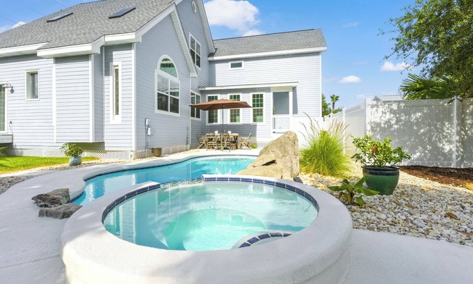 Crystal Beach House | Sleeps 4, Private Pool, New everything, Crystal Beach,