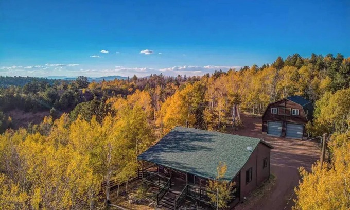 Cripple Creek Cabin | ★ Sleeps 4 ★ Surrounding Mtn + Aspen Vistas + Hot Tub + Game Room