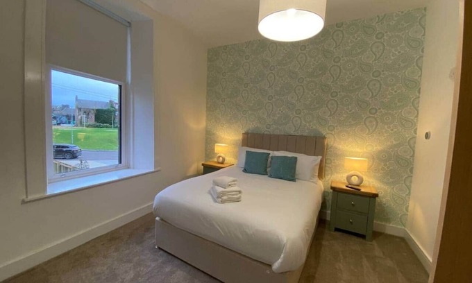 Paisley Apartment | Sleeps 5 Central Spacious above live music pub