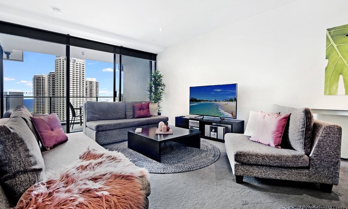 Gold Coast House | SLEEPS 5 HEART OF CI