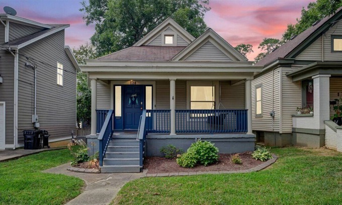 Crescent Hill House | Sleeps 6 in Beds Amazing Location for Attractions