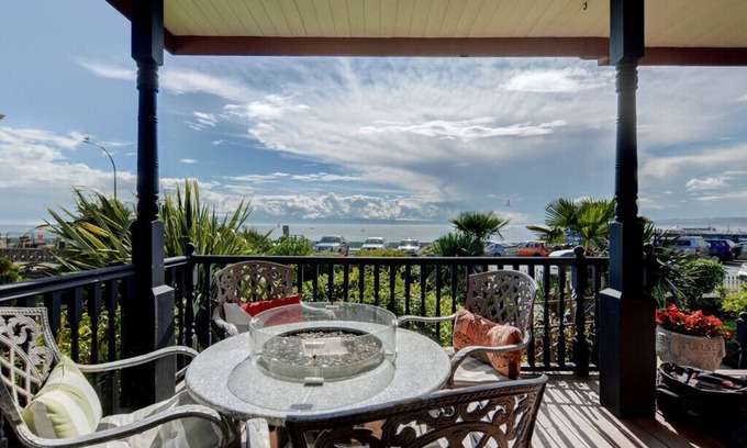 James Bay House | Sleeps 8+, James Bay, Victoria BC, Dallas Rd. Ocean Views from every room!