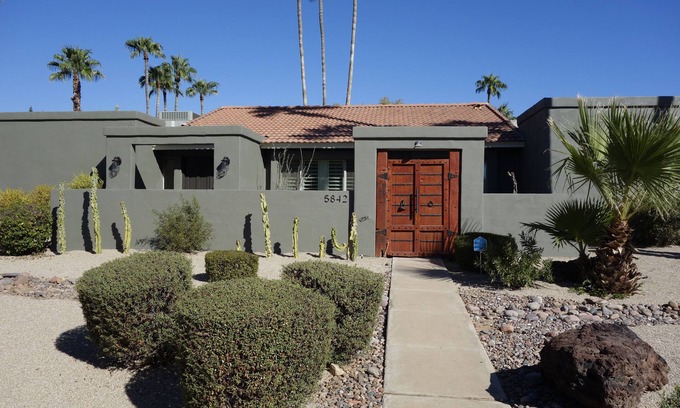 Avant House | Sleeps 8 with Pickleball! 7 passenger mini van available!
