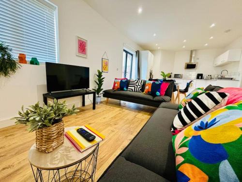 Gloucester Apartment | Sleeps up to 6 - Central modern - outside space