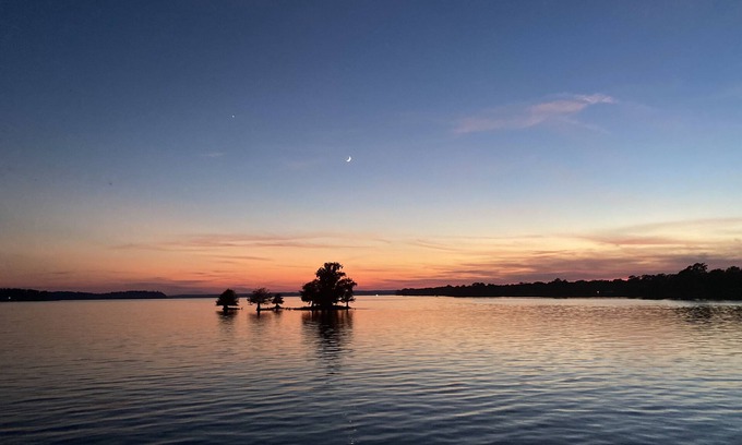 Negreet House | Slice of Heaven 3/2 camp on lakefront w/boathouse