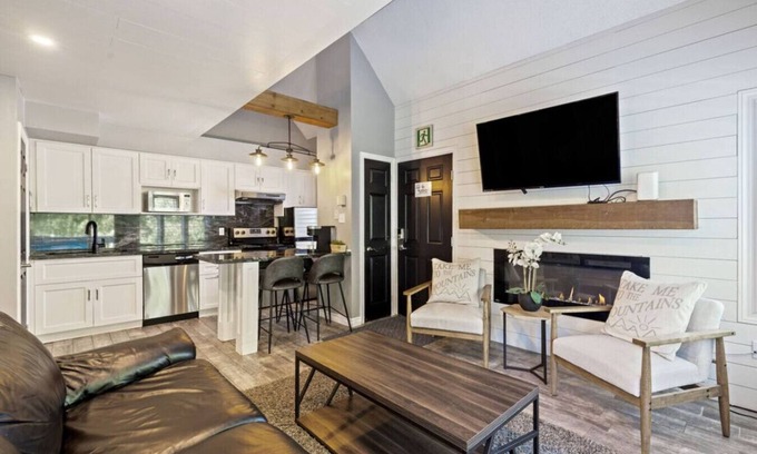 Craigleith Apartment | Slopeside at 209 with Hot Tub + Mountain Views