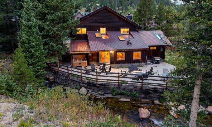 Old Town House | Slopeside River Front Luxury Chalet I HotTub I Firepit I Views I Best Price I Discounted Attractions