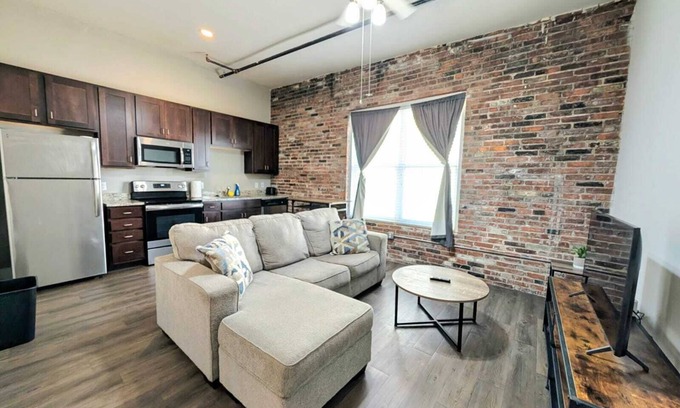 Central West End Apartment | SLU/Barnes Hospital Queen Studio Retreat 203