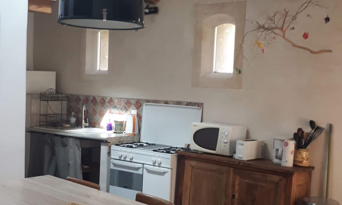 Saint-Etienne-les-Orgues Apartment | Small artist's house