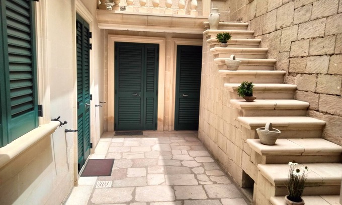 Maglie House | Small house from '600 in an ancient courtyard