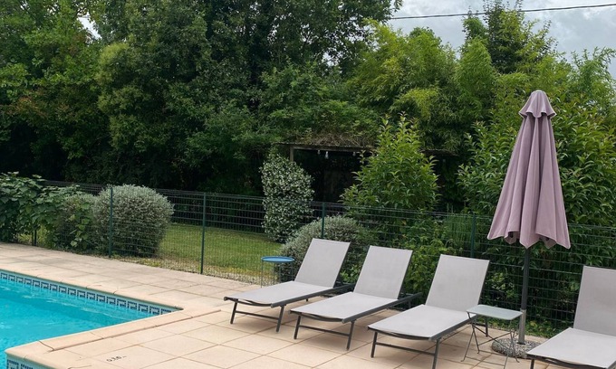 Castillonnes House | Small stone house with swimming pool and garden