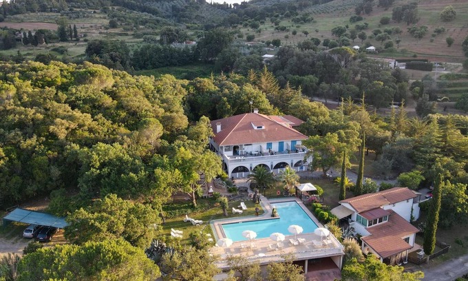 Campiglia Marittima Ski Chalet | Small Villa near the Pool in a fantastic Park