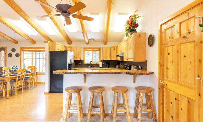 Ketchum House | Smiley Creek Log Cabin: Idyllic Location with Lakes, Hiking & Winter Sports