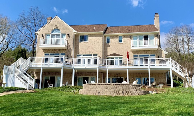 Moneta House | Smith Mountain Lake Waterfront Stunning Hot Tub Kayaks Paddle Boards Pedal Boat