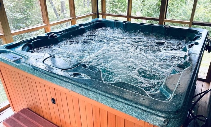 Sevierville Cabin | Smoky Cozy Cabin/Family-Oriented/Prime-Location/Hot-tub/Pet friendly/Fire-pit