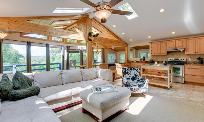 Franklin House | Smoky Mountain Getaway with Private Hot Tub!