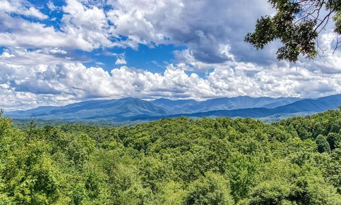 Gatlinburg - Pigeon Forge House | Smoky Vista Lodge, Amazing Mtn Views, Hot Tub, 1089 FREE tickets each paid day, Dollywood and More!