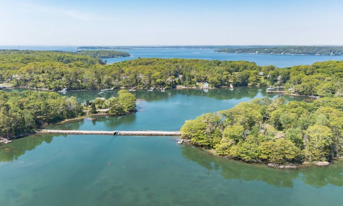 East Boothbay House | Smuggler's Retreat ExploreTrails, Botanic Gardens, Kayak and MORE