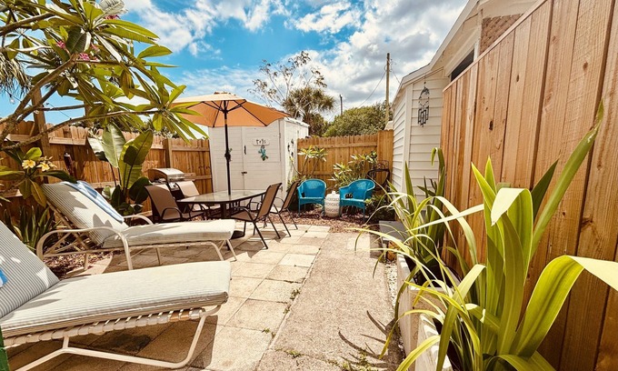 Stuart House | Snook Shack! Park Boat-RV/Grill/Bikes/Fishing Rods/Beach Gear/Outdoor Shower/W/D
