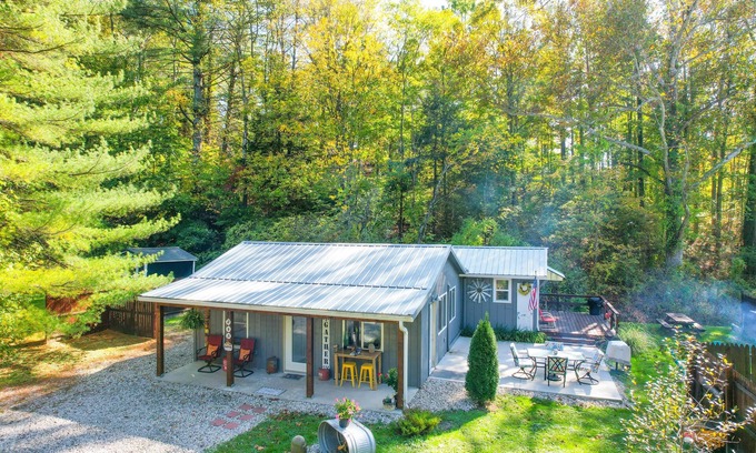 Nashville Cottage | Snoozy Snail short walk to town! Pet Friendly! Charming!