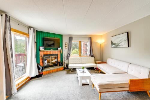 West Dover Apartment | Snow Mountain Condo Hot Tub and Shuttle to Resort