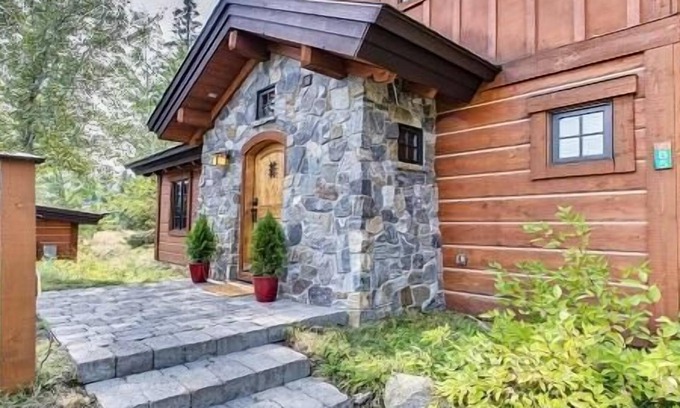 Tamarack Resort Cottage | Snow Pine Cottage - Delightful Cottage with Gas Fireplace