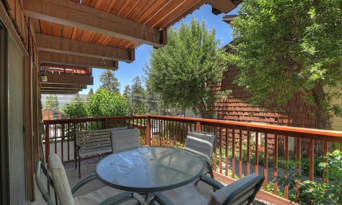 Big Bear Lake Cabin | Snow Summit Ridge : Steps to Snow Summit! Pet Friendly! Community Pool! Cable TV! Deck! Patio!