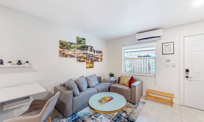 River Oaks Apartment | Snowbird-friendly studio with kitchenette, washer/dryer, desk, streaming, & AC