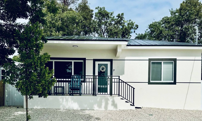 Key Largo House | Snowbird specials! Book now. Minimum stay 28 days.