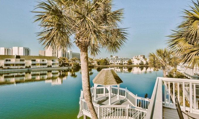 Destin House | Snowbirds come enjoy the mild winter weather here in Destin.