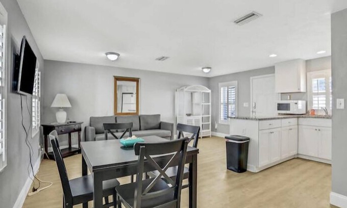 Flagler Beach Apartment | Snowbirds save 50% Clean , pets, beachside apt. Downtown Flagler Beach -Sleeps 4