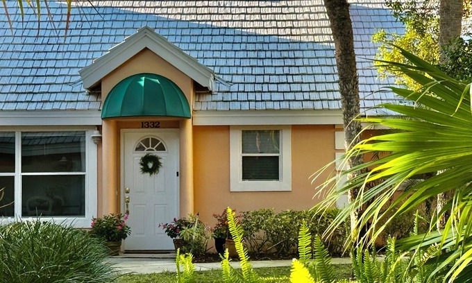 Wabasso Beach Condo | Snowbirds: Vero Beach Charming “Cottage Condo”. Close to beach. nFree Cleaning!