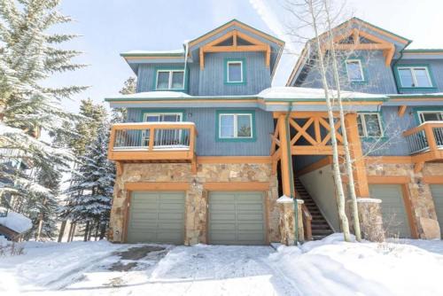 Four O'Clock Apartment | Snowflake Lift Neighborhood - 3 Bedroom Condo - 1 Block To Lift!