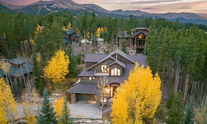 Four O'Clock House | Snowflake Lodge: Hot Tub & Ski In/Out