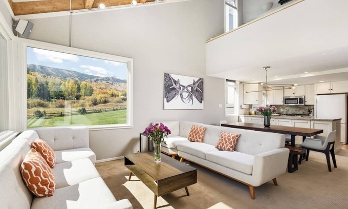 Snowmass Village Condo | Snowmass Alpine Escape: Golf Course & Scenic View