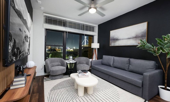 Southtown Apartment | Snug 1BR w/Gym, Parking Near Rvrwalk & Dome