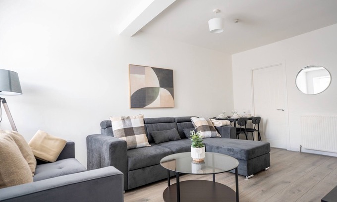 Larkhall House | Snug Modern Home in Larkhall