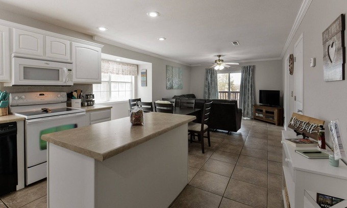 Indian Point Condo | So close to Silver Dollar City, Walk to Lake