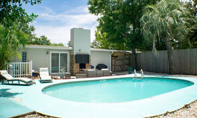 Orange Park House | Soak, swim, and unwind in your private oasis